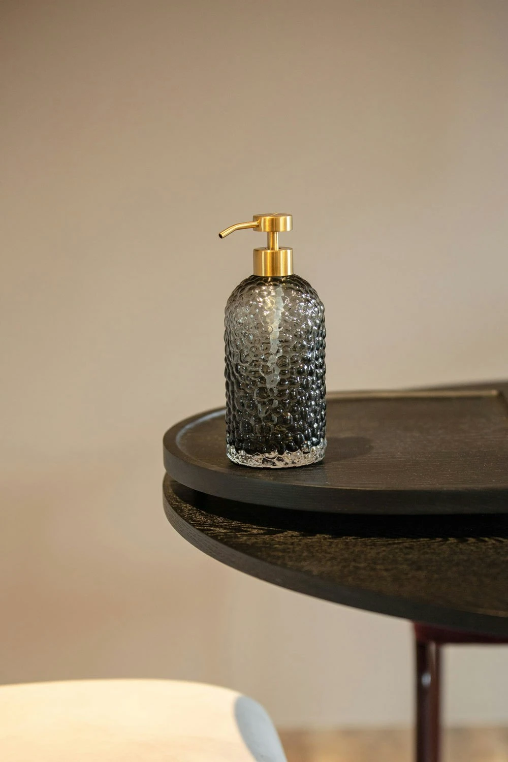 AYTM Arura Saippua-Annostelija Musta / Kulta 4 AYTM Arura Saippua-Annostelija Musta / Kulta - Image 2