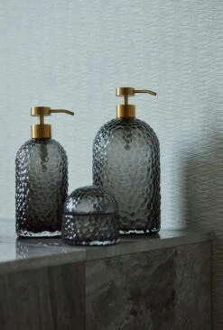 AYTM Arura Saippua-Annostelija Musta / Kulta 8 AYTM Arura Saippua-Annostelija Musta / Kulta -Lastenhuoneen sisustus aytm arura soap dispenser black gold 2