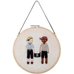 Bloomingville Jef Seinäkoriste Kirjaillulla Motiivilla