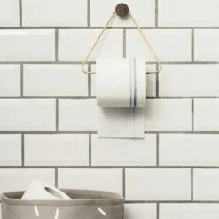 Ferm LIVING Brass WC-paperinpidike -Lastenhuoneen sisustus ferm living brass wc paperinpidike 2