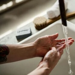 L:A Bruket 013 Foot Scrub Saippua 120 G 10 L:A Bruket 013 Foot Scrub Saippua 120 G -Lastenhuoneen sisustus la bruket kiintea saippua 120g jalkakuorinta 3