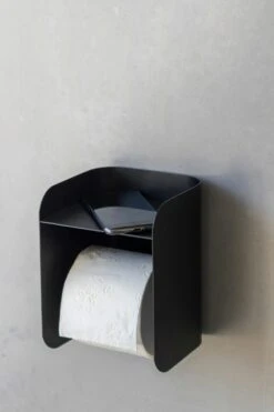 Mette Ditmer Carry Vessapaperiteline, Musta -Lastenhuoneen sisustus mette ditmer carry toilet roll holder w128xl14xh185 cm bk 3