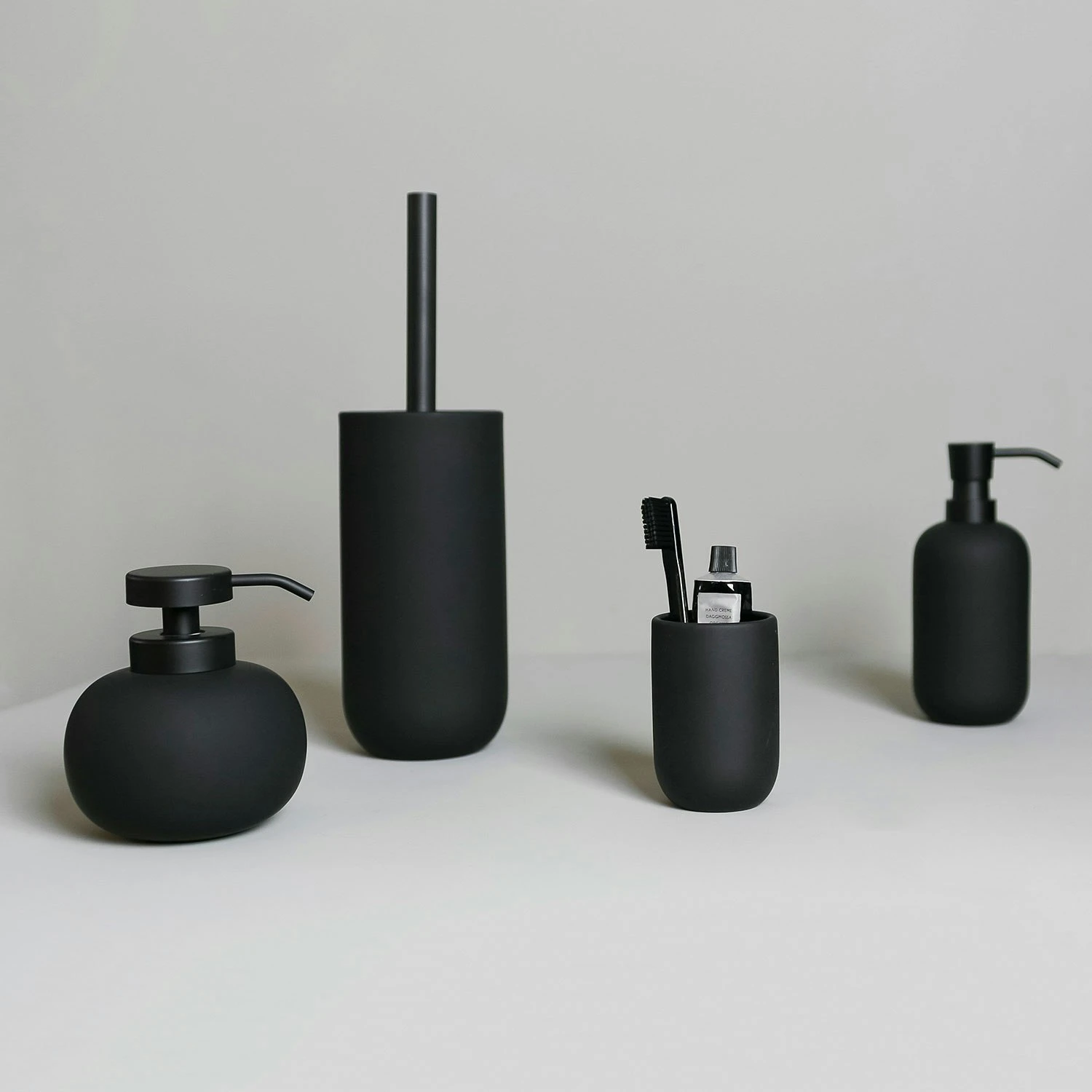 Mette Ditmer Lotus Hammasharjanpidike, Musta 6 Mette Ditmer Lotus Hammasharjanpidike, Musta - Image 4