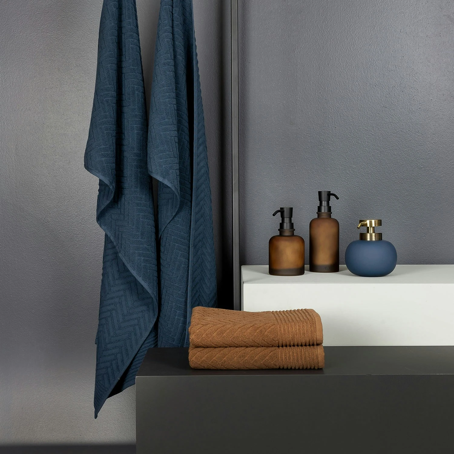 Mette Ditmer Lotus Saippua-Annostelija Matala, Midnight Blue 4 Mette Ditmer Lotus Saippua-Annostelija Matala, Midnight Blue - Image 2