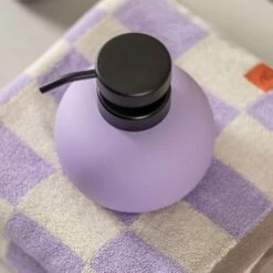 Mette Ditmer Lotus Saippua-Annostelija Matala, Light Lilac -Lastenhuoneen sisustus mette ditmer lotus saippua annostelija matala 46