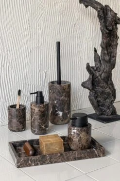 Mette Ditmer Marble Saippua-Annostelija Låg, Ruskea -Lastenhuoneen sisustus mette ditmer marble dispenser low 85xh125 cm sand 11