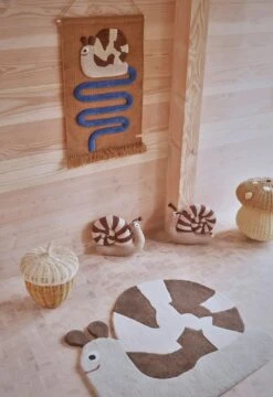 OYOY Sally Snail On The Way Seinäkoriste, Optic Blue -Lastenhuoneen sisustus oyoy sally snail on the way seinakoriste optic blue 2