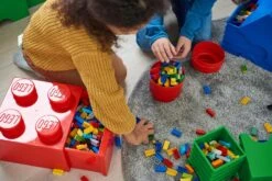 Room Copenhagen LEGO® Säilytys Laatikolla 4 Nuppia, Punainen 11 Room Copenhagen LEGO® Säilytys Laatikolla 4 Nuppia, Punainen -Lastenhuoneen sisustus room copenhagen lego brick drawer 4 red 19