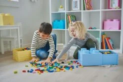 Room Copenhagen LEGO® Säilytys Laatikolla 4 Nuppia, Light Royal Blue 11 Room Copenhagen LEGO® Säilytys Laatikolla 4 Nuppia, Light Royal Blue -Lastenhuoneen sisustus room copenhagen lego brick drawer 4 red 27