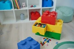 Room Copenhagen LEGO® Säilytys 2 Laatikolla 8 Nuppia, Keltainen 9 Room Copenhagen LEGO® Säilytys 2 Laatikolla 8 Nuppia, Keltainen -Lastenhuoneen sisustus room copenhagen lego brick drawer 8 red 20