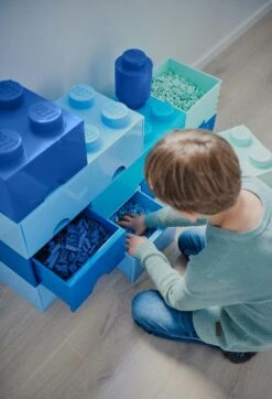 Room Copenhagen LEGO® Säilytys 2 Laatikolla 8 Nuppia, Light Royal Blue 9 Room Copenhagen LEGO® Säilytys 2 Laatikolla 8 Nuppia, Light Royal Blue -Lastenhuoneen sisustus room copenhagen lego brick drawer 8 red 26